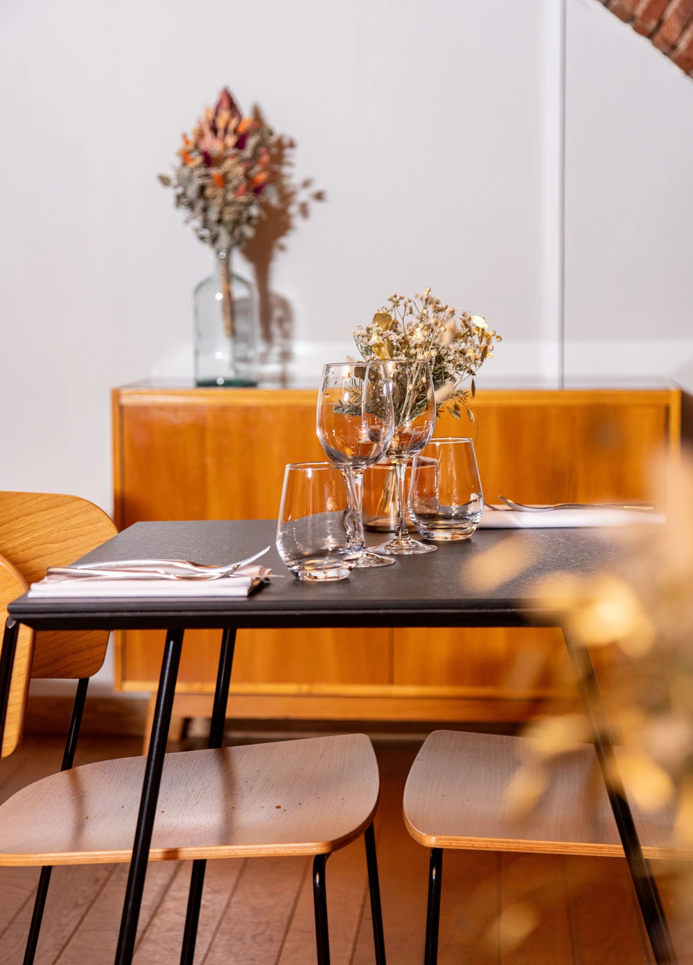 Ambiance chaleureuse de la salle de petit-déjeuner à la Villa du Taur