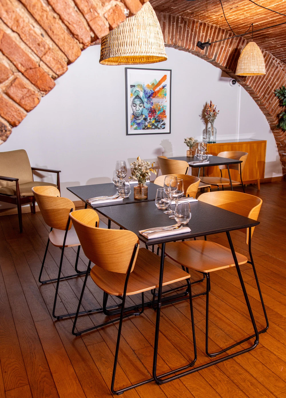 Table dressée dans la salle du petit-déjeuner de la Villa du Taur